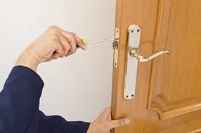 Lock Locksmith Tech Indianapolis, IN 317-975-2288 - lock-changing
